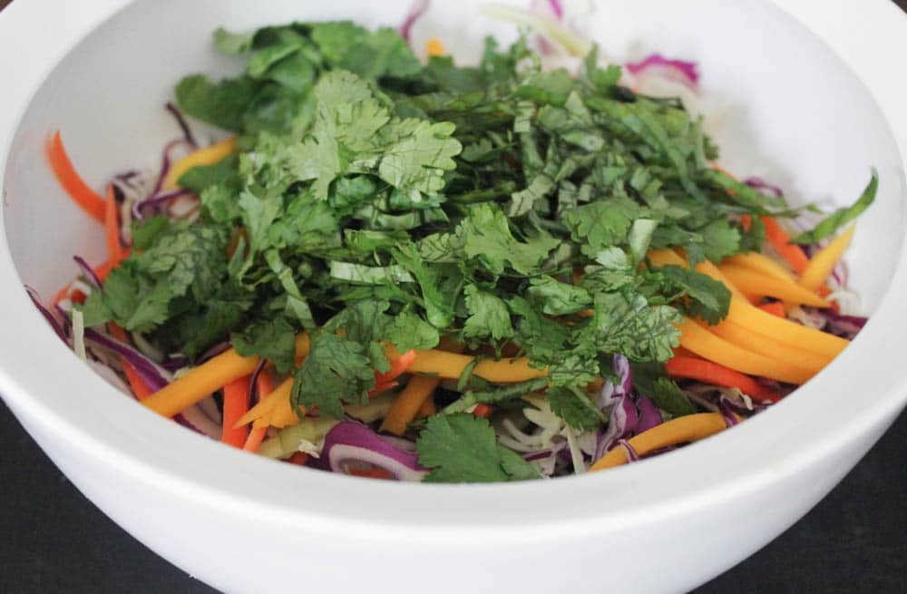 thai-summer-roll-salad-with-shrimp-and-mango-step-1