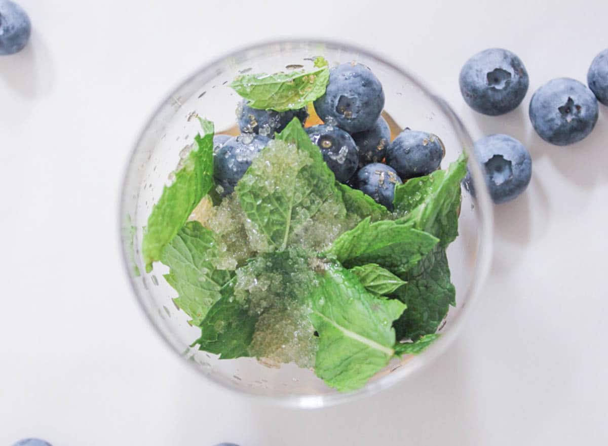 Blueberry-Mojito-Royale-with-Champagne-step-1