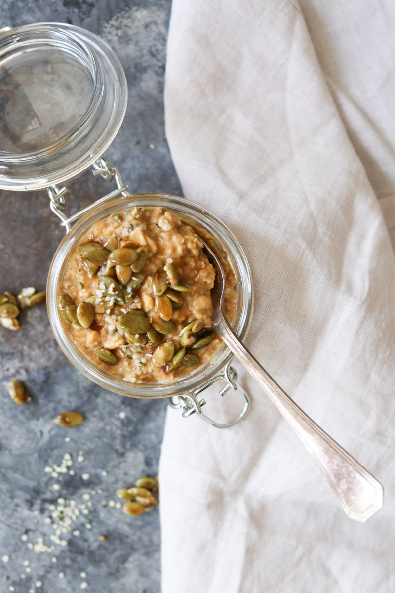 vegan-pumpkin-spice-latte-overnight-oats-with-maple-pepitas-5